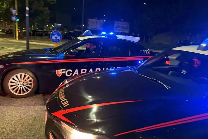 Scappano all’alt e urtano un carabiniere: due arresti