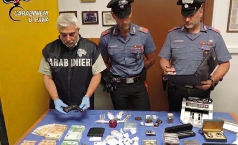 Blitz dei Carabinieri a Vigevano: sequestrati oltre 2 kg di hashish, un’arma, contanti e documenti falsi