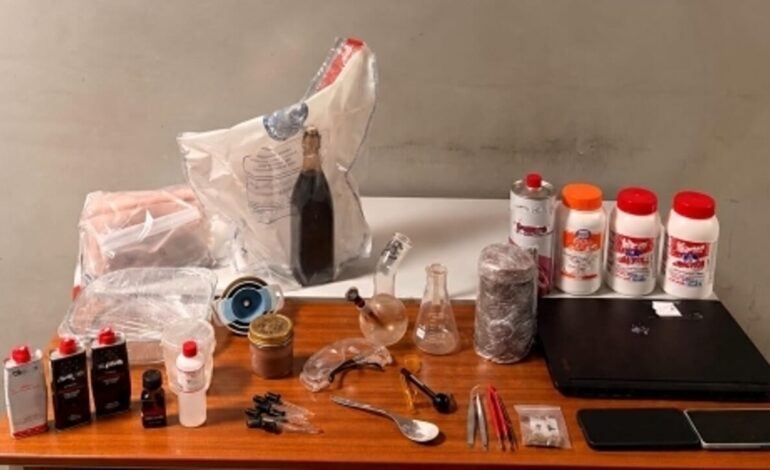 Laboratorio per la produzione di droga nell’appartamento di studenti fuori sede: arrestato un aspirante ingegnere