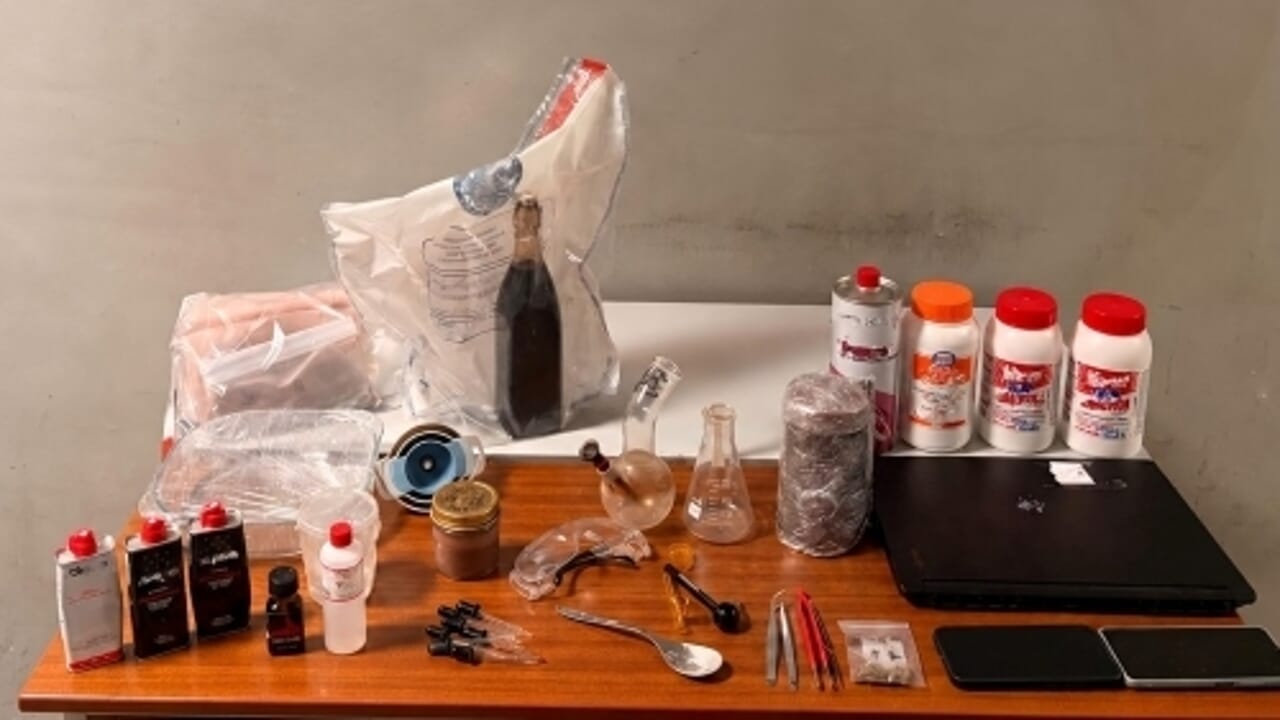 Strumenti e materiali nella fotografia pubblicata da Alessandria Oggi