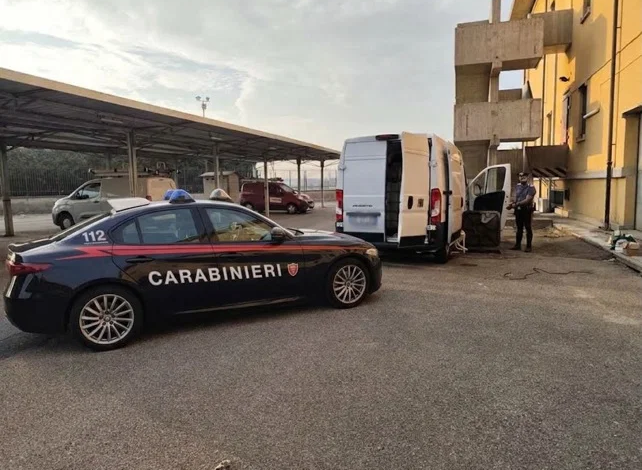 Provano a rubare 550 litri di gasolio da un’azienda: scoperti e arrestati