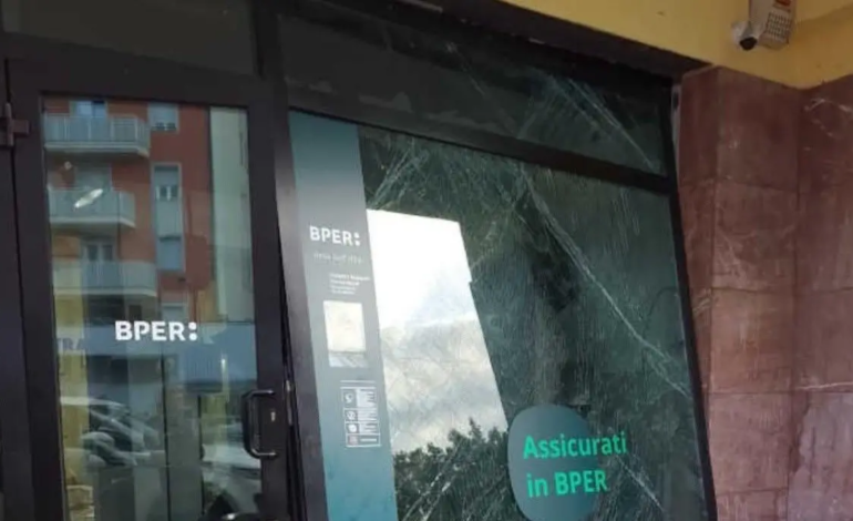 Boato nella notte nel milanese: banda in fuga con il bottino