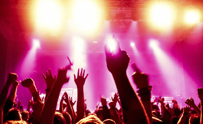 Respinto dalla discoteca, si mette alla guida ubriaco e investe due persone: arrestato per tentato omicidio un ragazzo di 20 anni